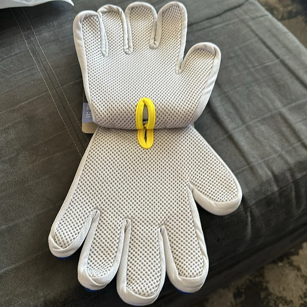 Pet grooming gloves